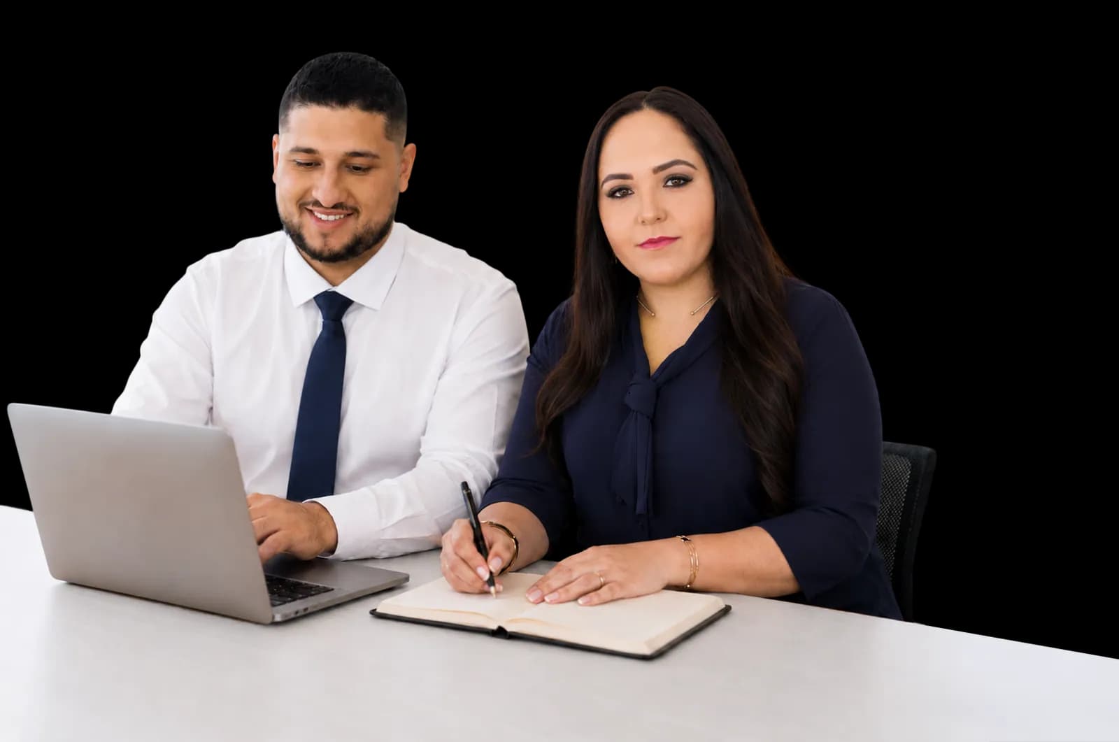 Equipe da Mariotto Contabilidade atendendo um cliente