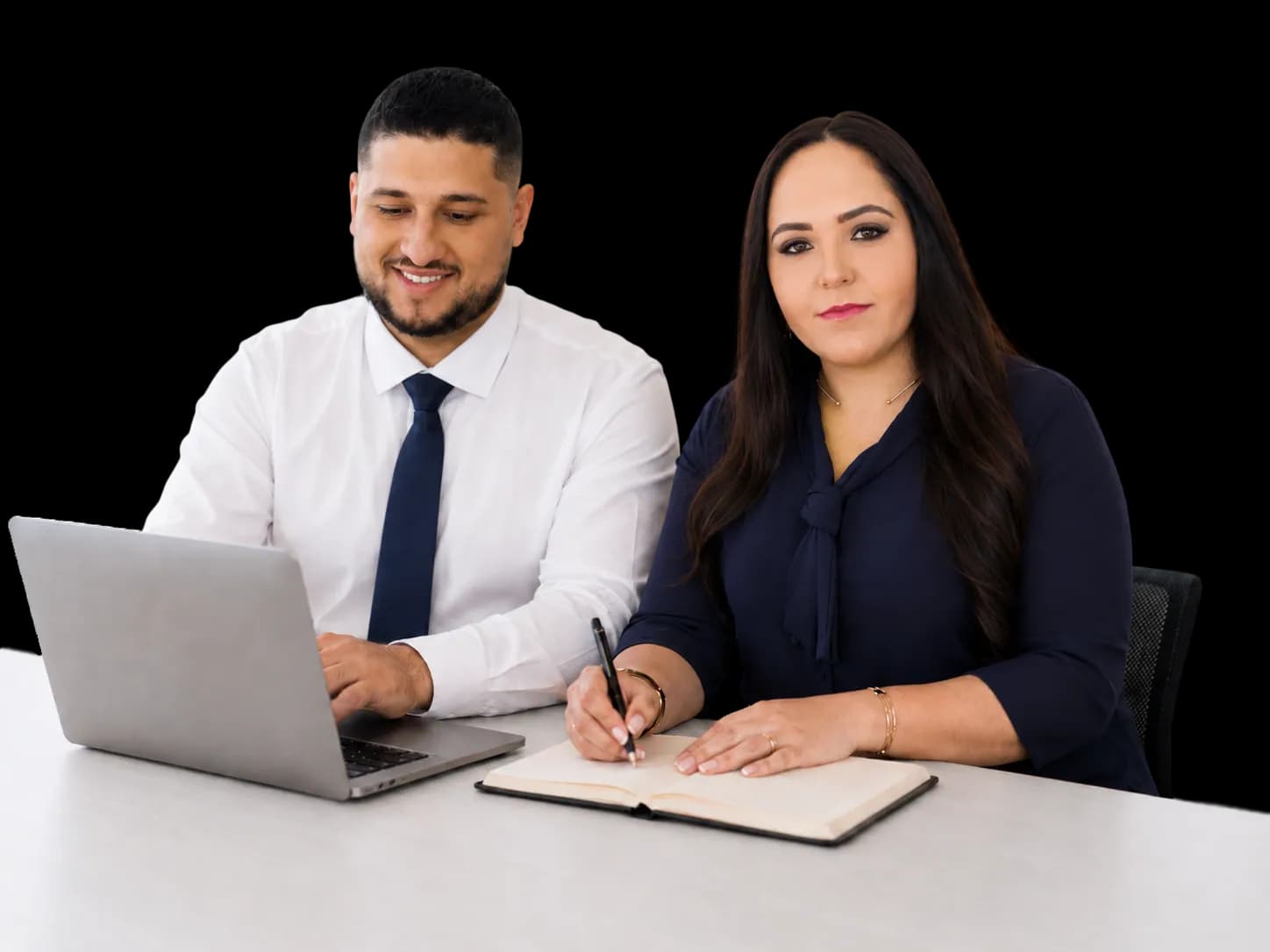 Equipe da Mariotto Contabilidade atendendo um cliente